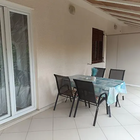 App Karmen With Privat Parking Apartman