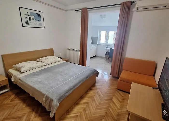 App Karmen With Privat Parking *