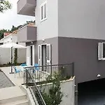App Karmen With Privat Parking Apartman