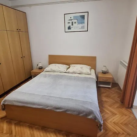 App Karmen With Privat Parking Πόρετς