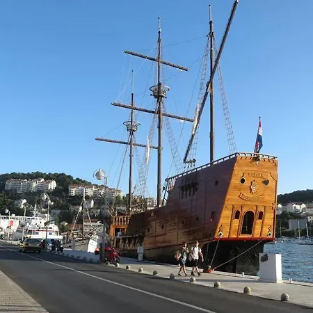 App Karmen With Privat Parking Πόρετς